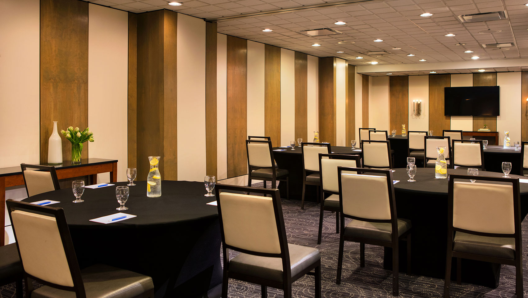 Leaders Meeting Room - Crescent Rounds Setup